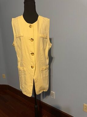 NWT New York & Company Pale Yellow Sleeveless Button Front Vest 30% linen